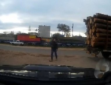 Αυτή ήταν η τυχερή του μέρα! Πώς γλίτωσε από κινούμενο φορτηγό γεμάτο ξύλα που πήγαινε καταπάνω του (βίντεο)